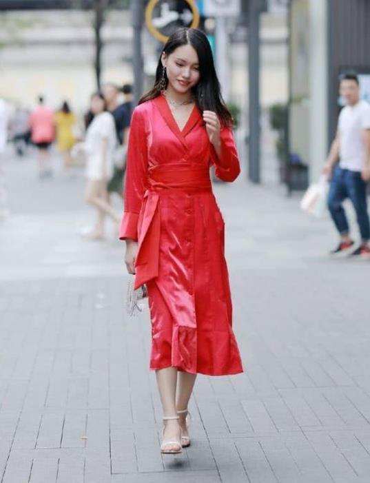小美女:街拍:香娇玉嫩的小美女,身穿白色长裙,笑容甜美可爱