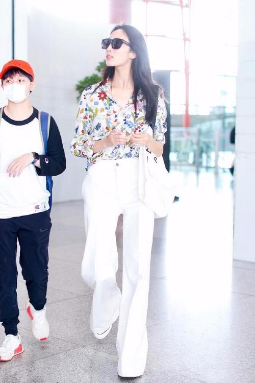 王紫璇花衬衫配白阔腿裤气场2米，大长腿吸睛，刘雯都要压不住了