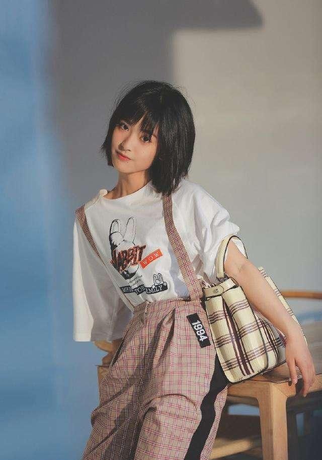 159鞠婧祎和160沈月同穿T恤短裤，看起来不止差1cm