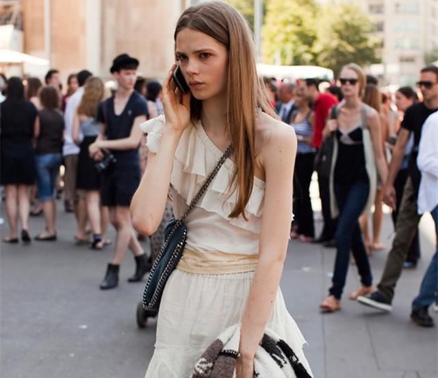 女生别总穿的花花绿绿，显得太俗气，这些冷淡风连衣裙更衬气质