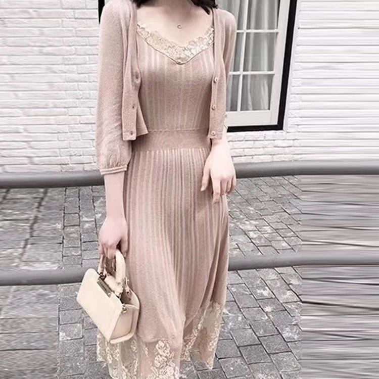 姑娘太美了!身着秋季蕾丝A字裙，显瘦高贵，看一眼就被迷上了