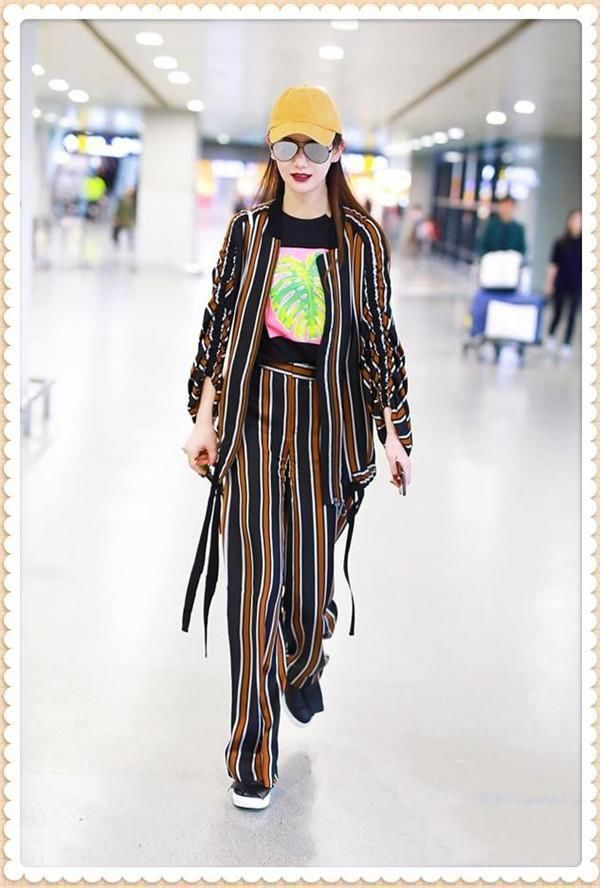 当江疏影和戚薇同穿棕色条纹裤，才知道仙气和霸气的差距有多大!