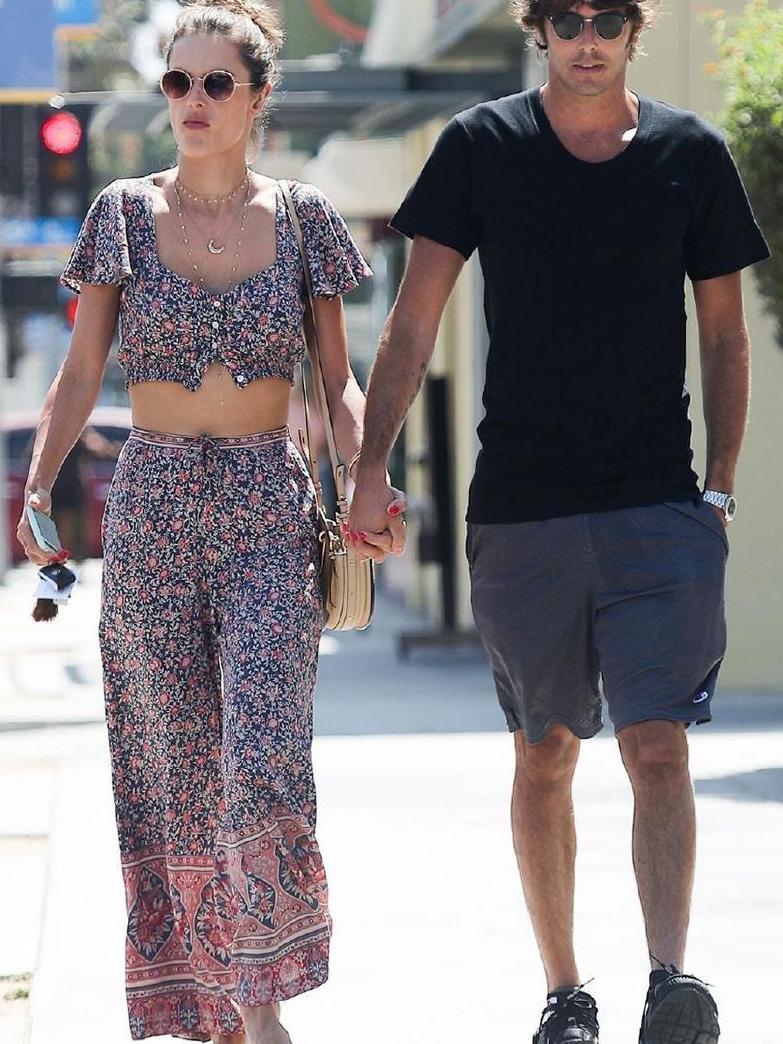 37岁超模AA迎来新恋情, 衣品也开挂, 美貌真的和年纪无关!