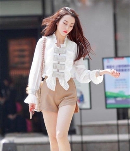  身穿■街拍：修眉联娟的小美女，身穿红色的连衣裙，时尚前卫有活力