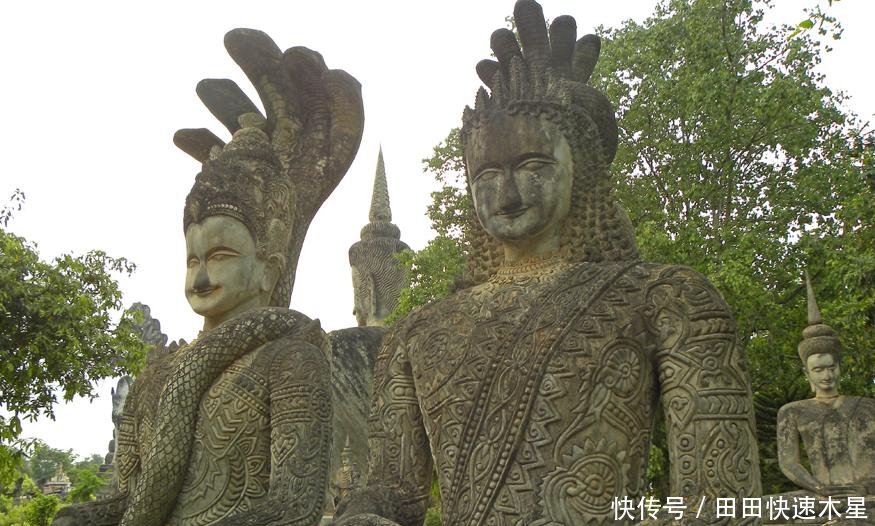 一座叫“鬼窟”公园,布满了数百尊形态诡异,造型夸张的神像