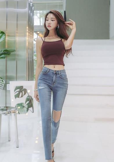 轻熟小姐姐紧身露背装，紧身裤包不住饱满臀线，性感又俏皮