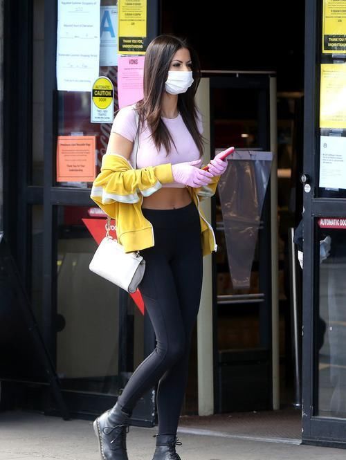 #身材太棒#INS模特Katie Bell好会穿,紧身T恤配leggings,“4D”身材真饱满