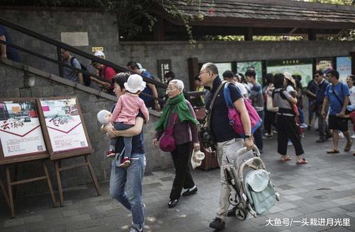 三亚游客越来越少，因价格“两幅面孔”，低价卖本地人高价卖游客