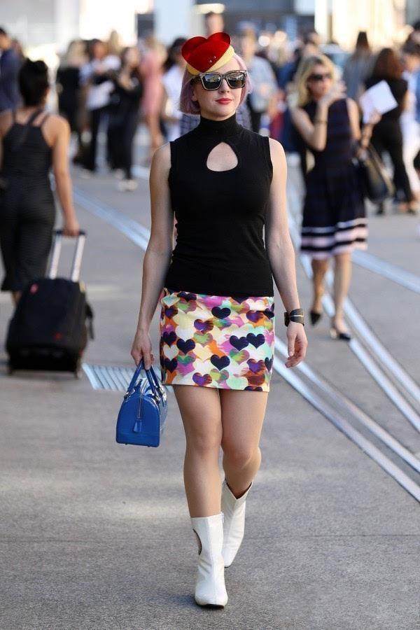 街拍：图1黄婷婷不热？背心里面还穿长袖！图2大腿根的纹身亮了