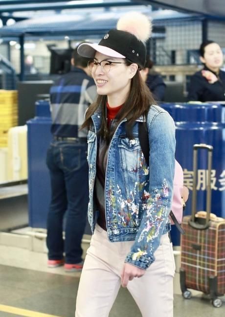  #成熟稳重#吴敏霞素颜走机场，牛仔外套配长裤休闲随性，34岁依旧少女感满满
