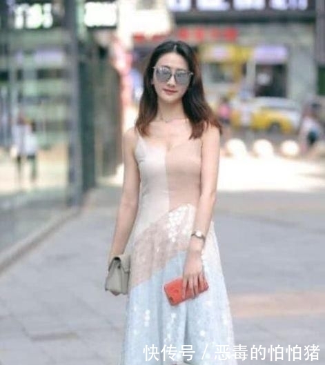 连衣裙■街拍:美女戴一副时髦的太阳镜,身穿拼色连衣裙,充满着帅气