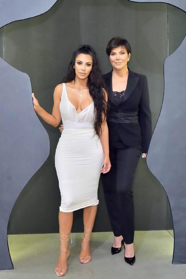 卡戴珊穿白色礼服高贵纯洁，卡戴珊虽然已很富有，但她并不满足！