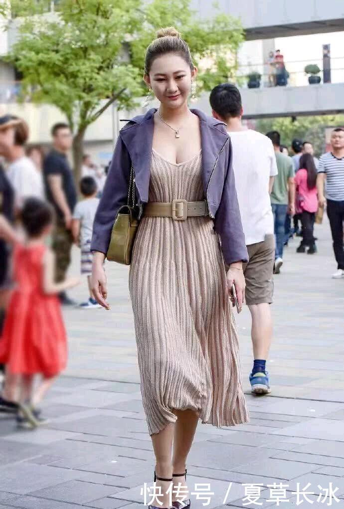  『美女』街拍美女：尖角高跟鞋，前面毛绒点缀，相当新奇，娇俏可爱