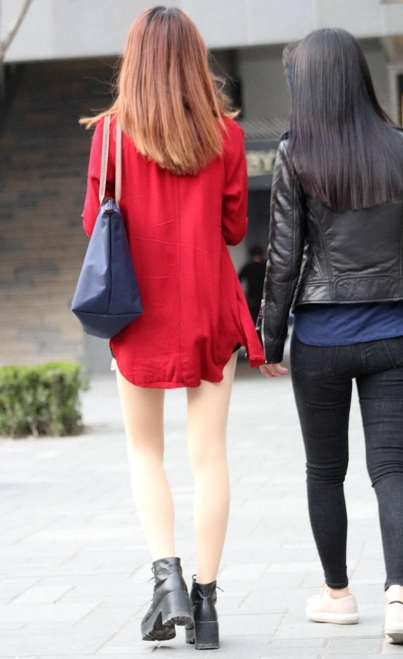 安泰路丝袜美女双腿修长笔直，夏季清爽街拍！