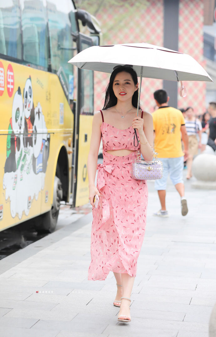 街拍重庆:少女感爆棚的粉嫩穿搭，街上秀美足