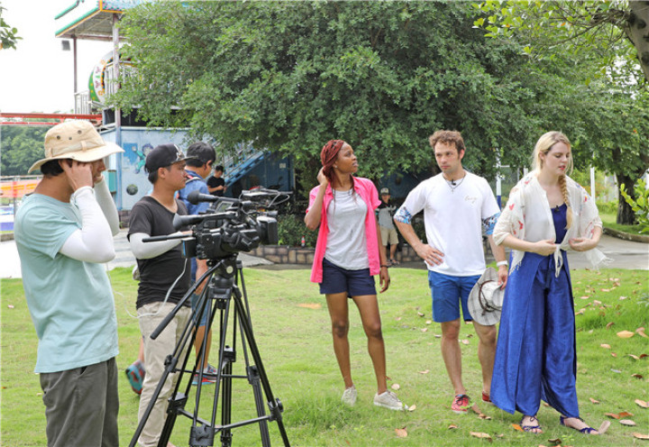 《环球旅行家玩转广西》摄制组到百色拍摄 自然风光和文化资源被