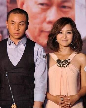 何洁解释所谓的“出轨”，释小龙回应四个字，许多网友喊话在一起