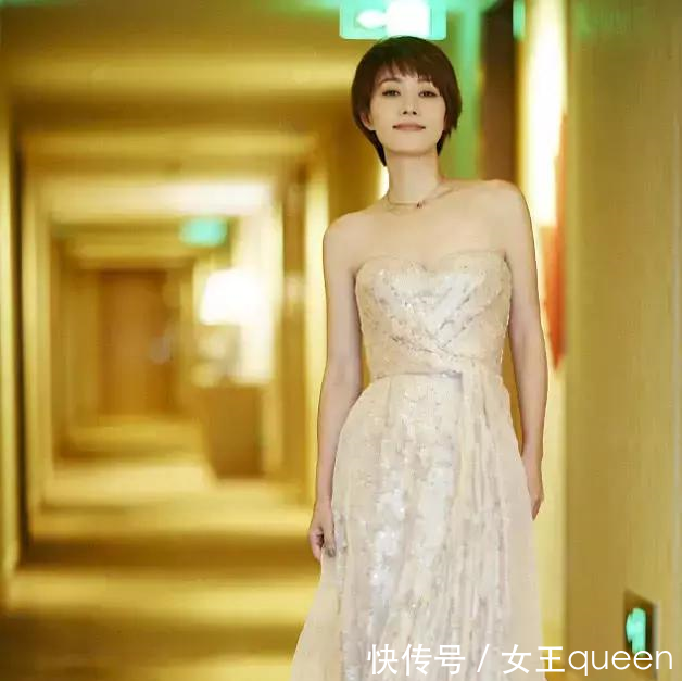 马伊琍一袭白色长裙，贵妇气质尽显，网友怎么穿都好看！