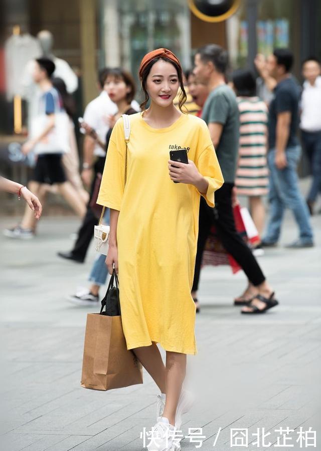  「白鞋」街拍：图八面容精美的小姐姐，过膝的黄色T恤搭配小白鞋时尚性感