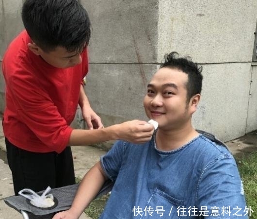 #身价#凭“包租婆怎么没水了”一炮而红,如今身价过亿,周星驰很尊敬他