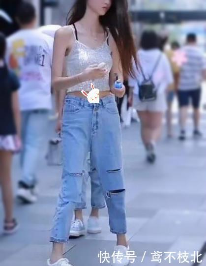  [双腿]遮肉的破洞牛仔裤，展现曼妙身姿，举手投足间尽是女人味