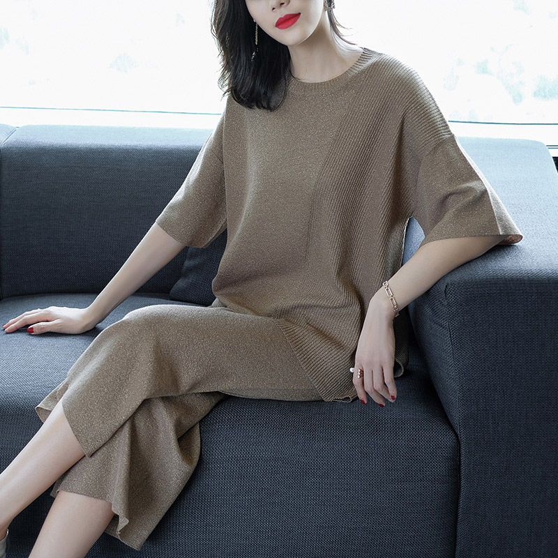 会打扮的老婆，入秋后不买裙，天天穿这样的套装，不打扮都美爆