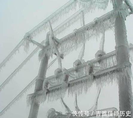十多年前春运，雪灾致几十万旅客滞留车站，高速堵车超10公里！