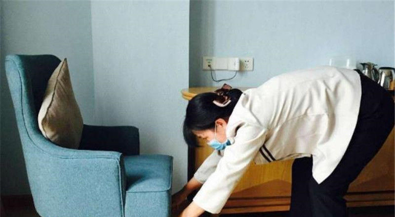  『枕头和』酒店这3样“脏东西”别碰，保洁阿姨直言：可能有液体残留！
