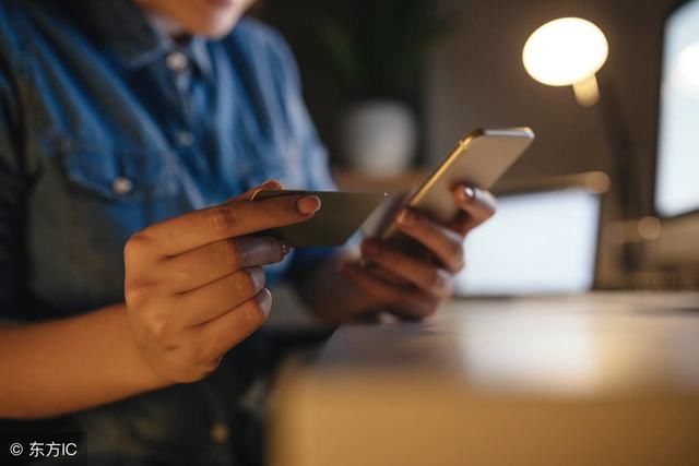 银行工作人员为什么推荐你开通手机银行？看完发现背后猫腻！