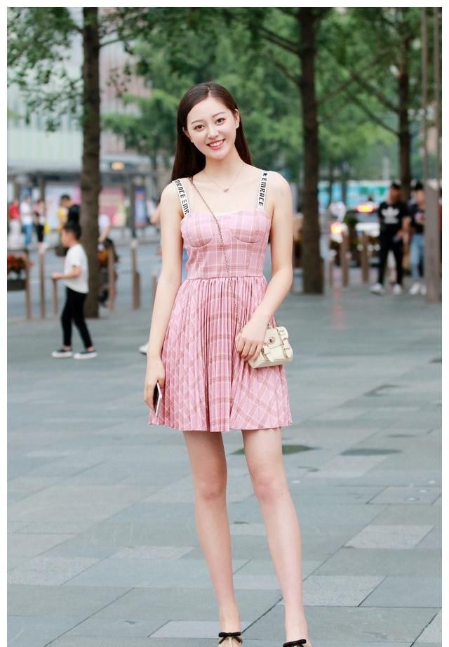  [服饰]路人街拍，小姐姐牛仔裤搭配卡其色休闲衫，美得格外出众