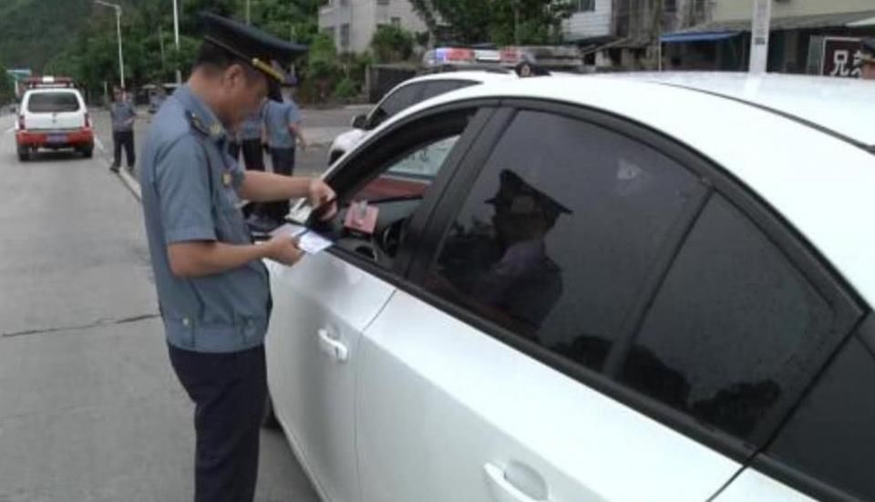 交警:遇到这种车赶紧闪，已祸害多人!崔永元质问:为啥不严管?