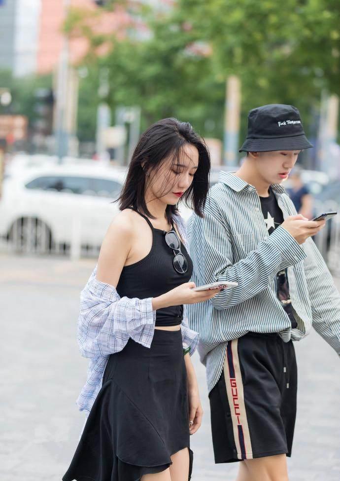 街拍: 图二超短裙的美女和图三热裤的美女,你更喜欢哪一个呢?