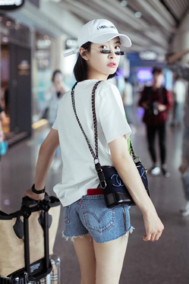 没有大长腿就别穿”狗啃式“短裤，杨超越成短腿，紫宁惨变五五分