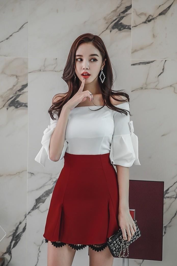 韩国妖娆女神穿一字肩上衣露酥胸，美腿修长拍性感诱人写真！