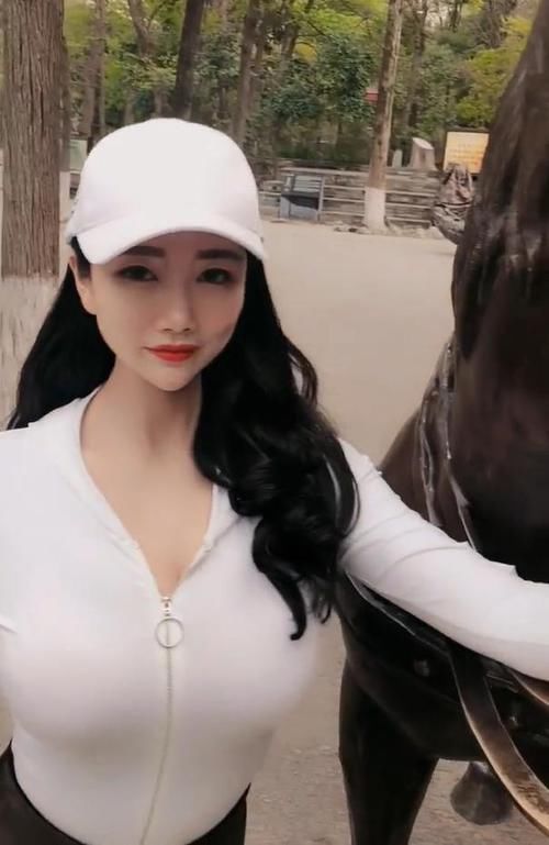 「美女」穿上紧身衣的美女,塑造出很有女人味的形象
