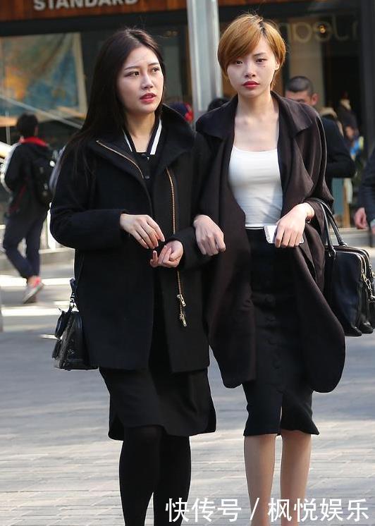 「 逛街」这样的穿搭,绝对是一道亮丽的风景线,街拍:图1闺蜜两人逛街