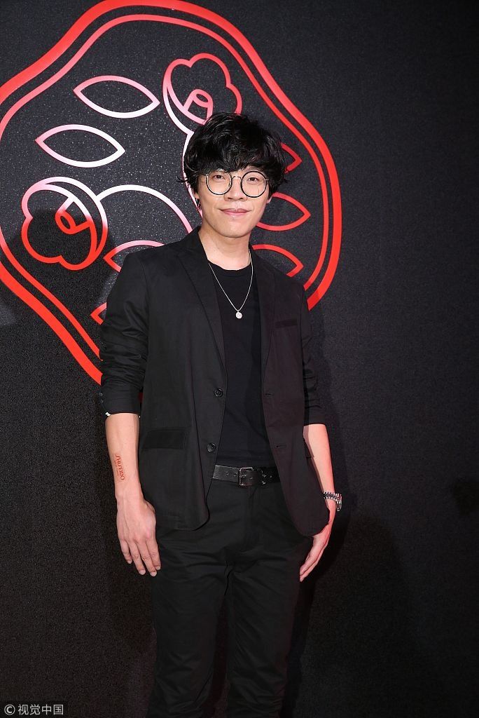 莫允雯穿露脐红装秀蛮腰散发英气美  嘲笑卢广仲“tony老师”梦碎