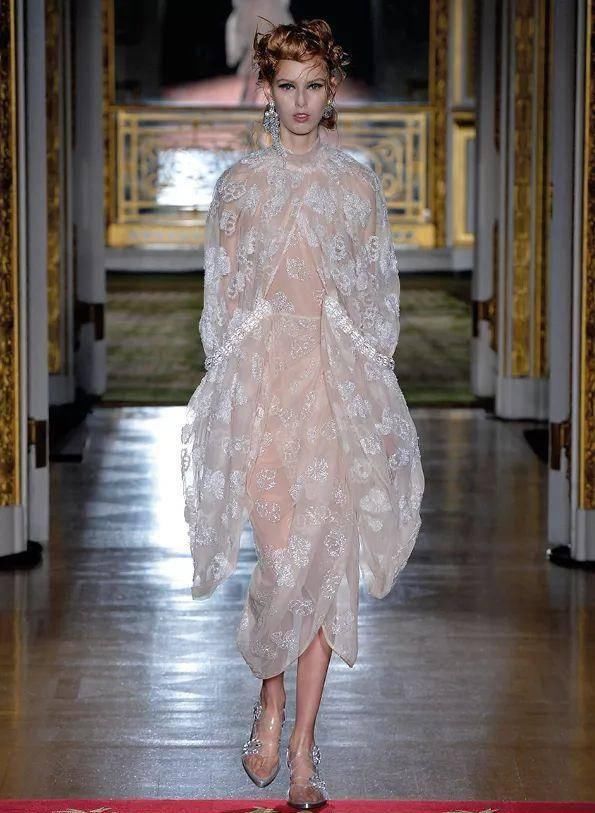  『穿着』只要穿着Simone Rocha，就可以一直做少女哦