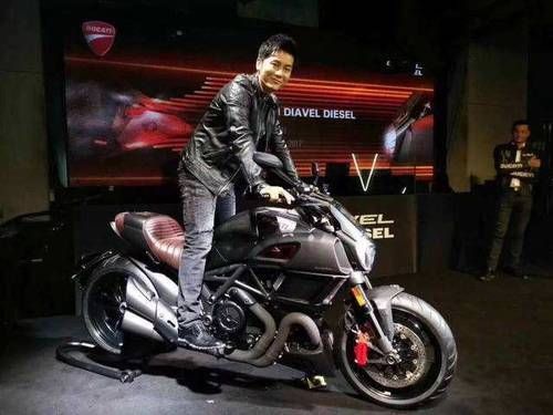  「辆车」李晨的“大黑牛”座驾，名副其实的霸道，一脚油门半个月工资没了
