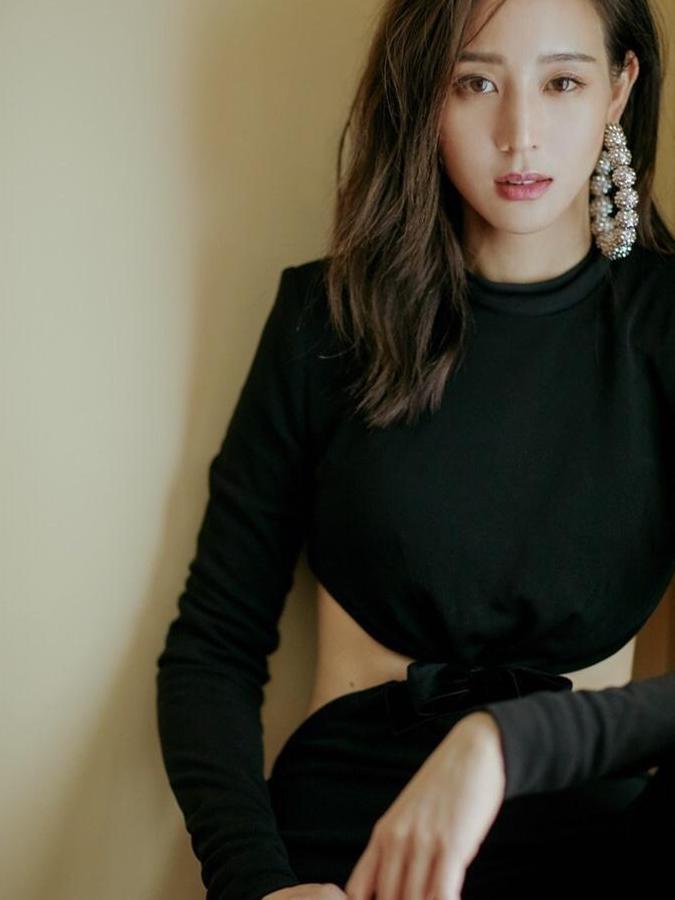 张钧甯真会穿, 交叉露肩上衣配阔腿裤, 造型风格越来越百变!