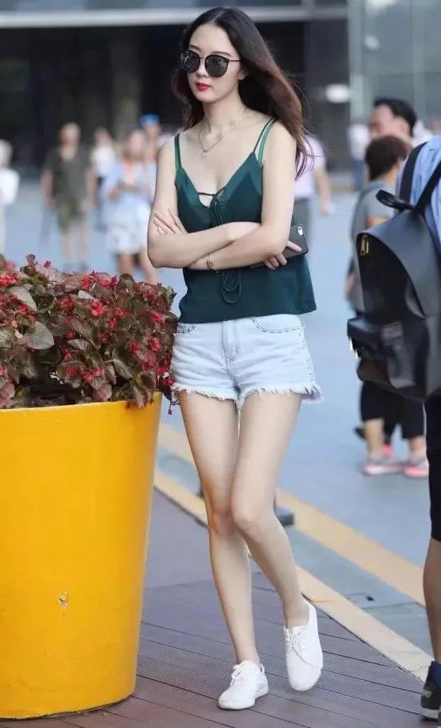 气质小姐姐超短裤秀美腿，摇摆的姿态尽显饱满臀部