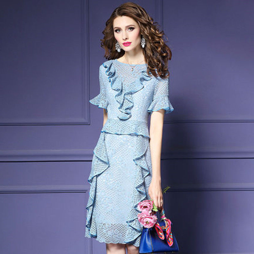 女人胆子越来越大了，短裙不穿安全裤，一点都不怕走光!确实太美