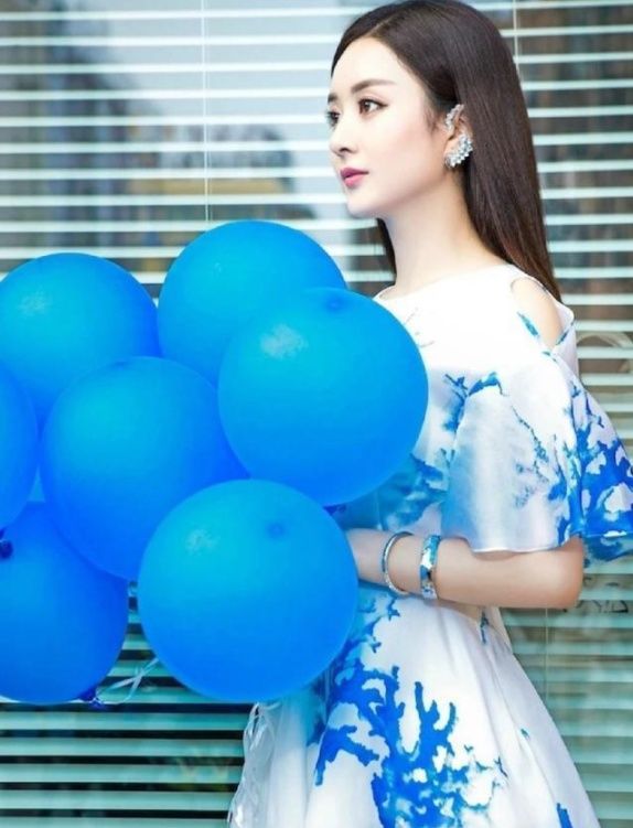 女星与气球合影，杨幂高级感，热巴唯美，关晓彤少女感!