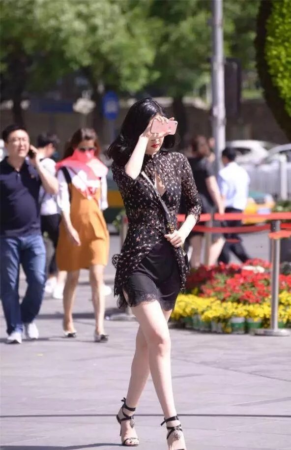 街拍: 雪纺衫配蕾丝裙又仙又美, 做一个街头飘逸的女神