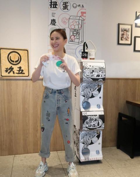  #气质#何超莲有气质随便穿，T恤配拼贴章牛仔裤，简单清爽好似少女
