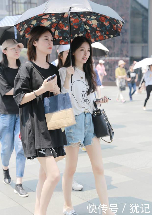  『长袖』小姐姐一个短款的长袖搭配一件百褶裙，穿出一种清纯俏皮的少女感