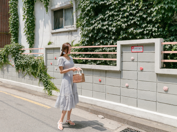 女神孙允珠，明斯克民族花饰波漾淡灰洋裙