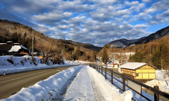 日本最小的雪乡,50多座茅草屋没有炕,冬季却供不应求
