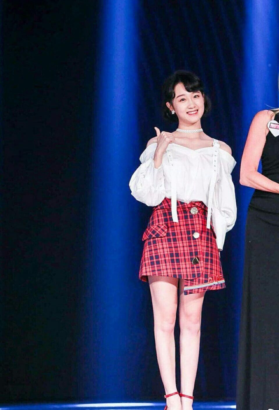 没看李子璇穿超短裤还不知道，她的腿居然这么粗!网友:不勒吗?