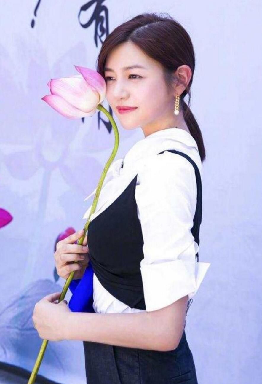 内衣外穿不可怕，谁胸大谁尴尬